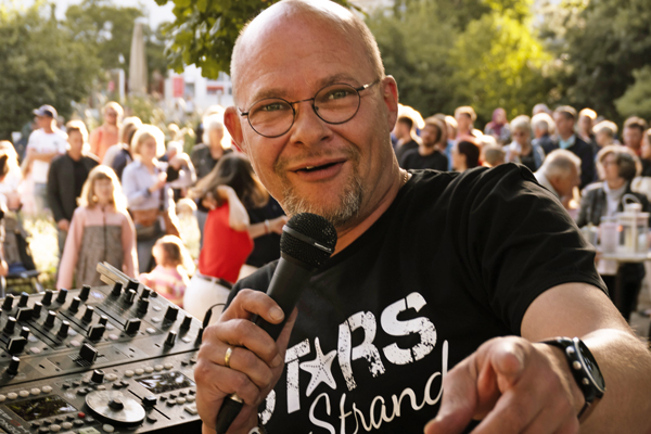 Seit 2015 präsentiert die Timmendorfer Strand Niendorf Tourismus GmbH (TSNT GmbH) mit DJ René Kleinschmidt in Niendorf/Ostsee die überaus beliebte Veranstaltungsreihe „Tanzen am Meer”. Foto: Stine Schoening