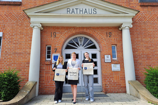 Bürgermeisterin Julia Samtleben (Mitte) mit den neuen Azubis. Foto: Gemeinde Stodo