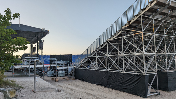 Für die Deutsche Beach-Volleyball Meisterschaft wurde in Timmendorfer Strand ein große Tribüne aufgebaut. Fotos: Helge Normann