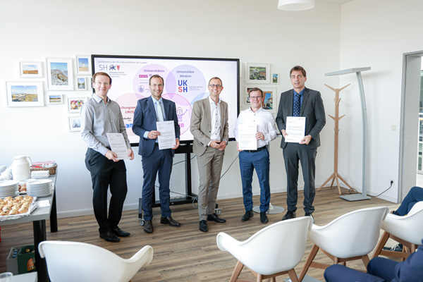 Überreichung der Förderbescheide: Ralf Bruder, Prof. Dr. Ibrahim Alkatout, Dirk Schrödter, Henrik Guschov und Prof. Dr. Kevin Köser. Foto: UKSH