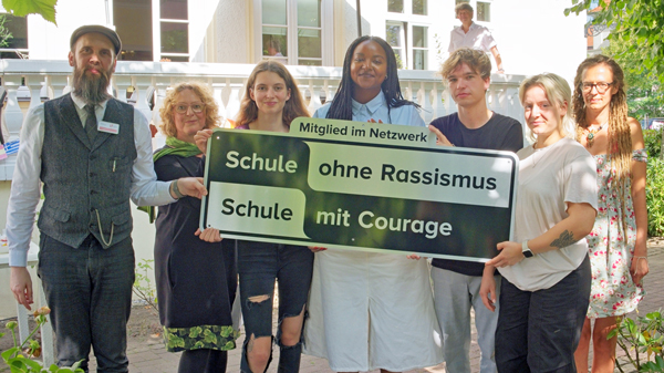 Die Ludwig Fresenius Schulen Lübeck sind mit der Verleihung des Titels „Schule ohne Rassismus – Schule mit Courage“ offiziell in das gleichnamige Netzwerk aufgenommen worden. Foto: mikkii – Eventfotografie / Michael Tauchert