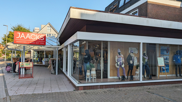 Am 15. September 2024 ab 10:30 Uhr veranstaltet das Modehaus Jaacks den 3. Fashion Flohmarkt auf den Parkplätzen hinter dem Geschäft in der Strandstraße 96 in Niendorf/Timmendorfer Strand. Foto: Helge Normann