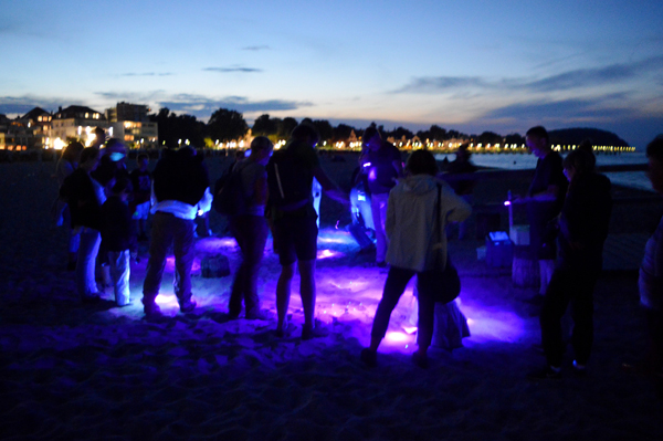 Der GeoPark Nordisches Steinreich führt am Strand in die Kunst der Bernsteinsuche und in die faszinierende Welt der Lumineszenz ein.  Foto: Veranstalter