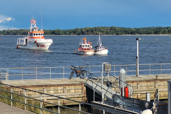 Das Seenotrettungsboot „Erich Koschubs“ brachte den Fischkutter in Sicherungsbegleitung der „Felix Sand“ nach Travemünde. Foto: Die Seenotretter - DGzRS / Stefan Wollnik