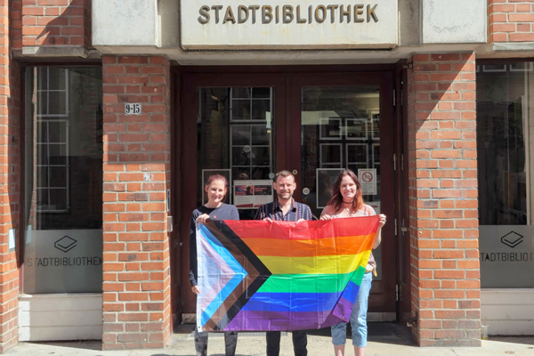 Die Mitarbeiter der Beratungsstelle für sexuelle Gesundheit und der Stadtbibliothek Lübeck laden herzlich zur ersten Offenen Bühne für Queers und Allies. Foto: HL