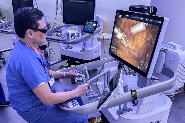 Prof. Dr. Daniar Osmonov, stellvertretender Direktor der Klinik für Urologie, Campus Lübeck, an der Konsole des OP-Roboters, die eine hochauflösende 3D-Sicht erlaubt. Foto: UKSH