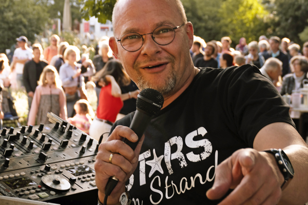 Den gibt es nur in Timmendorf und Niendorf: Seit 1990 ist René Kleinschmidt als Discjockey für gute Laune im Einsatz. Foto: TSNT GmbH