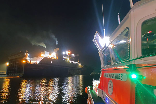 Das Seenotrettungsboot Erich Koschubs brachte Rettungsassistenten auf die Finnpartner. Foto: Die Seenotretter – DGzRS