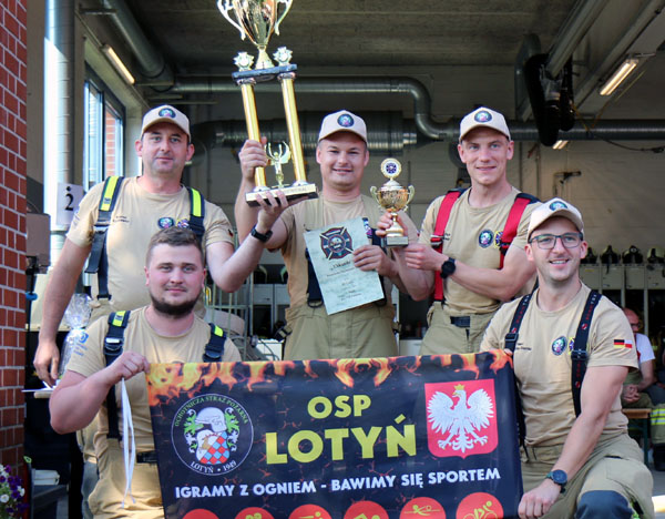 Der Wanderpokal geht zum vierten Mal an die Feuerwehr aus Lotyn. Foto: Celine Vergin