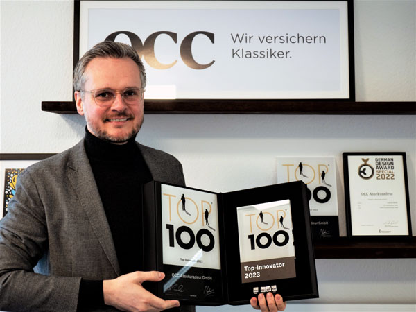 Marcel Neumann, Mitglied der Geschäftsleitung bei OCC, mit der Auszeichnung. Foto: OCC