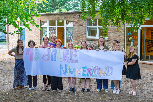 Das Team der Kita feierte mit Kindern und Eltern das zehnjährige Bestehen. Fotos: JUH