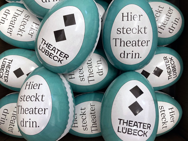 Das Theater Lübeck bietet Ostereier mit Gutscheinen an. Foto: Theater Lübeck