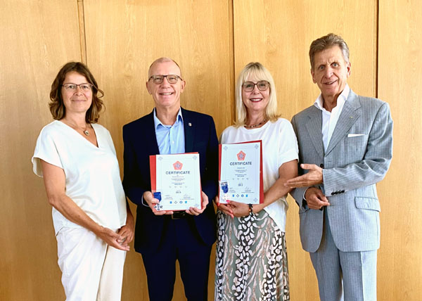 Bürgermeisterin Dr. Katrin Engeln (links) und Konsul Bernd Jorkisch (rechts) überreichten die Urkunden an Dr. Michael Schumacher und Christiane Job. Foto: Konsulat