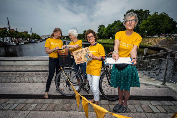 Am 16. August werden die prall gefüllten Ordner mit mehr als 11.000 Unterschriften im Rahmen einer Mahnwache an den Lübecker Bürgermeister Jan Lindenau übergeben. Foto: Klimaentscheid Lübeck