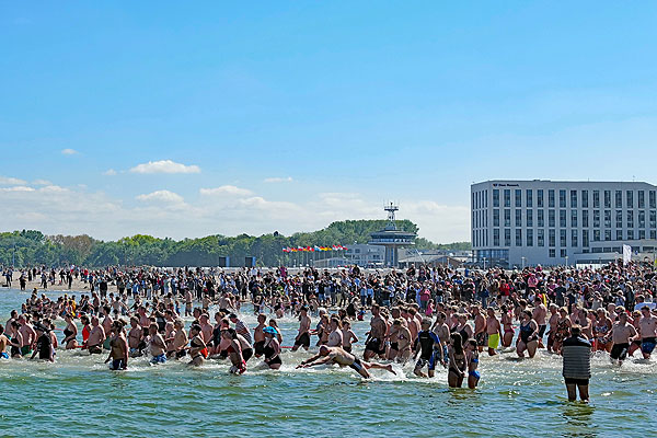 Das Anbaden in Travemünde verzeichnete deutlich mehr Teilnehmer als in den Jahren zuvor. Fotos: Karl Erhard Vögele