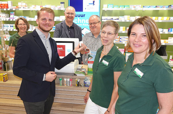 Fachlich beraten von Hans-Günter Lund, Rudi Alisch und seinen Apothekerinnnen bekam Tim Klüssendorf seine verschriebene Salbe. Foto, O-Ton: Harald Denckmann