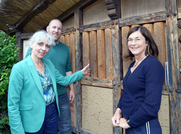 Dr. Susanne Füting, Leiterin des Lübecker Museums für Natur und Umwelt, hat mit Jan Lobik und Annette von Gerlach-Zapf vom Bereich Naturschutz ein umfangreiches Programm vorbereitet. Foto: JW