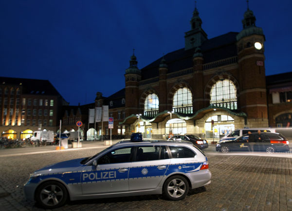 Streifen der Bundespolizei und Landespolizei verlegten umgehend zum Bahnhof Lübeck. Foto: Symbolbild