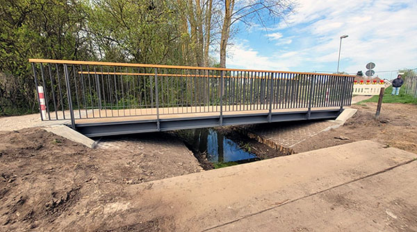 Die neue Brücke kann jetzt wieder von Radfahrern und Fußgängern genutzt werden. Foto: HL