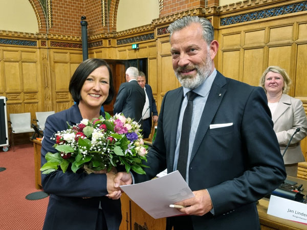 Vor den Debatten wurde Wirtschafts- und Sozialsenatorin Pia Steinrücke als Zweite stellvertretende Bürgermeisterin von Stadtpräsident Henning Schumann vereidigt. Foto: Harald Denckmann