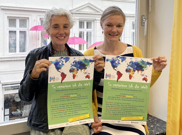 Belén D. Amodia und Irena Weber mit dem Plakat zum Preis der Bürgerakademie. Foto: HL