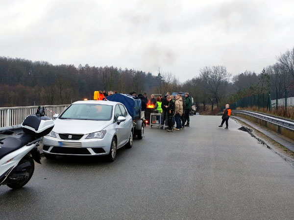 Auf der kleinen Brücke neben der B207 fand am Donnerstag eine Mahnwache statt. Foto: STE