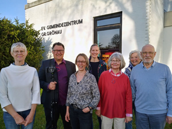 Mehrere Künstler stellen gemeinsam im Gemeindehaus von Groß Grönau aus. Foto: Veranstalter