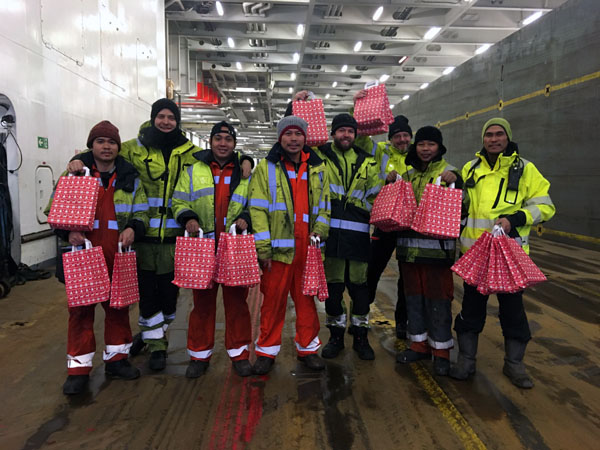 Freude bei der Crew der „Bore Sea“ über die Weihnachtsgeschenke. Foto: DSM HL