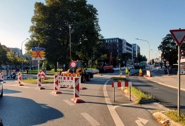 Seit Freitagnachmittag ist die Fackenburger Allee zwischen Lindenplatz und Schwartauer Allee in beide Richtungen gesperrt. Fotos: STE