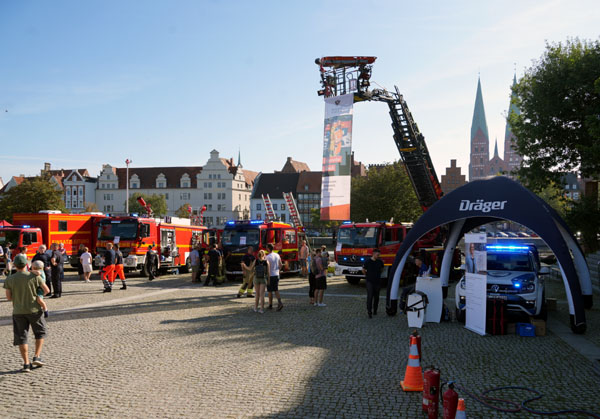Mit einem Blaulicht-Tag feierte die Berufsfeuerwehr Lübeck ihren 125. Geburtstag. Fotos: JW
