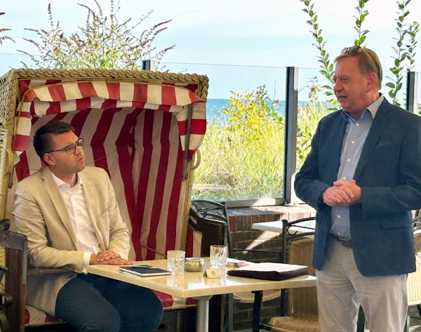 Sebastian Schmidt und Ingo Gädechens luden zum Strandkorbgespräch in Niendorf/Ostsee ein. Foto: CDU