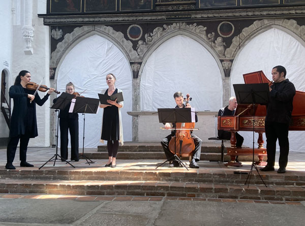 Jeden Sommer spielen am Sonnabend um Viertel nach zwölf hervorragende Musiker in St. Katharinen. Foto: S.-R. Feldhoff