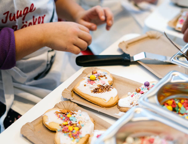 Beim Herzkekse-Verzieren bei Junge sind der Fantasie keine Grenzen gesetzt. Foto: Junge Die Bäckerei.