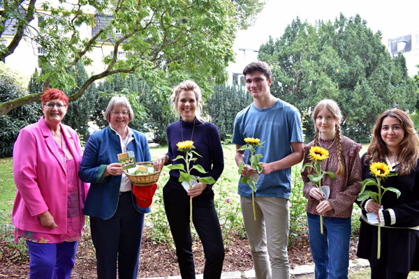 Ulrike Baseler und Dörte Eitel (Kitawerk), Martina Wagner (Sparkassenstiftung) sowie Levi (18), Assol (14) und Miriam (16) von der Kinder- und Jugendjury der Stiftung. Foto: Kitawerk