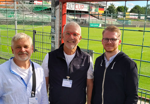 Jörg Gronau, stellvertretender Vorsitzender Lübecker Tafel, Uwe Escher, Vorsitzender Lübecker Tafel, und Tim Klüssendorf bei der Einweihung der neuen Pappelkurven-Überdachung. Fotos: Büro TK