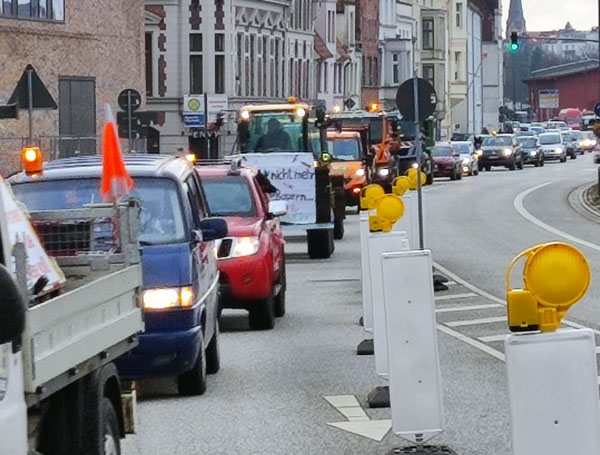 Mit über 130 Fahrzeugen wurde am Montag in Lübeck gegen die aktuelle Wirtschaftspolitik demonstriert. Fotos: STE