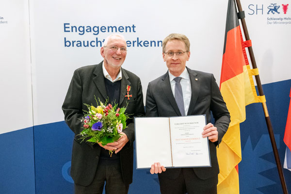Ministerpräsident Daniel Günther (rechts) dankte Harald Denckmann im Namen des Bundespräsidenten für sein Engagement. Fotos: Frank Peter
