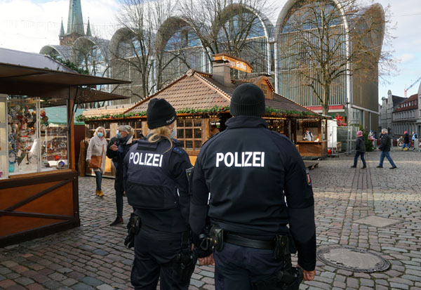 Die Polizei wird ihre Präsenz auf dem Weihnachtsmarkt und im Bereich des ZOB deutlich verstärken. Foto: JW