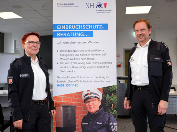 Heike Schmidt und Dirk Schäfer von der Polizeidirektion Lübeck beraten zum Schutz vor Einbrechern. Fotos: Polizei