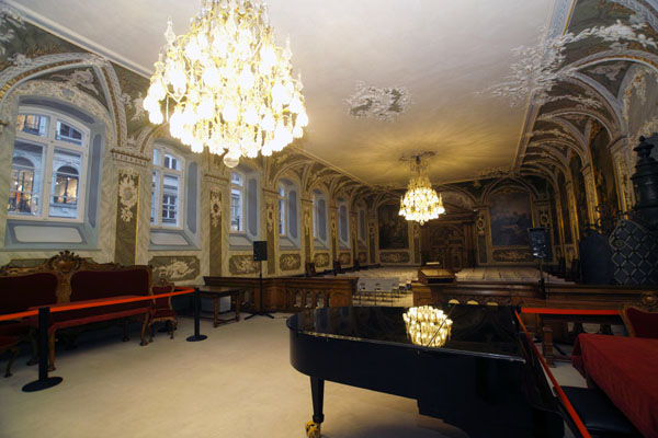 Die öffentlichen Vorlesungen finden im Audienzsaal des Lübecker Rathauses statt.