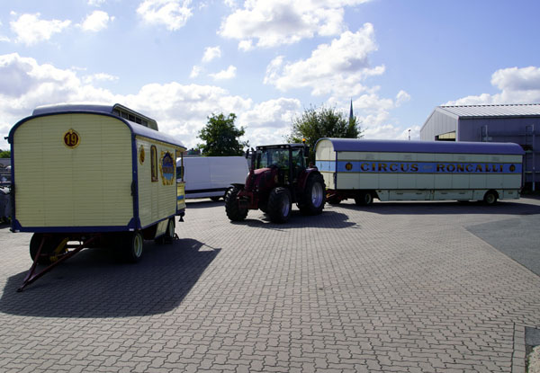 Am Mittwoch trafen die ersten Wagen von Roncalli in Lübeck ein. Foto: VG