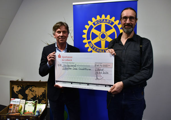 Dr. Lutz Lerche vom Rotary Club Lübeck-Holstentor übergab die Spende an Michael Engelmann von KinderWege. Foto: Rotary