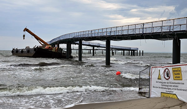 Bei Bau der Seebrücke Timmendorfer Strand löste sich ein Ponton und verkeilte sich unter der Brückenbaustelle. Fotos: JW