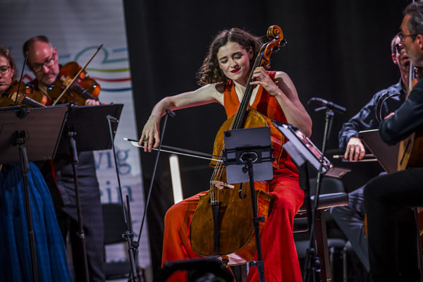 Anastasia Kobekina erhielt in Lübeck den Leonard Bernstein-Award des Schleswig-Holstein Musik Festivals. Foto: Olaf Malzahn