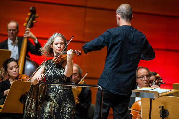 Hillary Hahn und Omer Meir Wellber gestalteten das vorletzte Konzert des SHMF 2023 in Lübeck. Foto: Olaf Malzahn