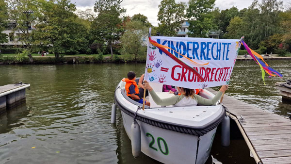 Der Verein Frauen helfen Frauen setzte zum Weltkindertag ein Zeichen auf dem Wasser. Foto: FhF