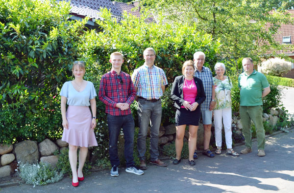Mitglieder der Jury zusammen mit der Bürgermeisterin Julia Samtleben vor einem der Gewinnergärten zu sehen. Foto: Gemeinde