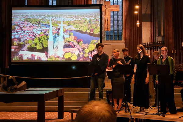 Der liveline-Chor begleitete den Abend musikalisch. Fotos: Harald Denckmann