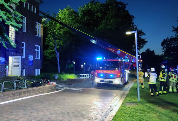 Die Polizei schließt eine Brandstiftung in dem Gebäude nicht aus. Fotos: STE