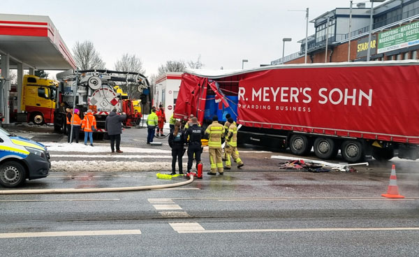 Der Sattelzug wurde auf ein Tankstellengelände gedrückt. Foto: Volker Dettmer